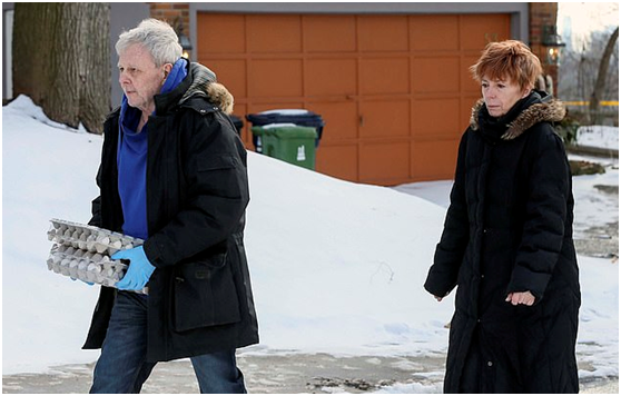 睹图 夫妻俩在后院挖出7具尸体全被肢解，随后“和蔼可亲”的邻居被逮捕