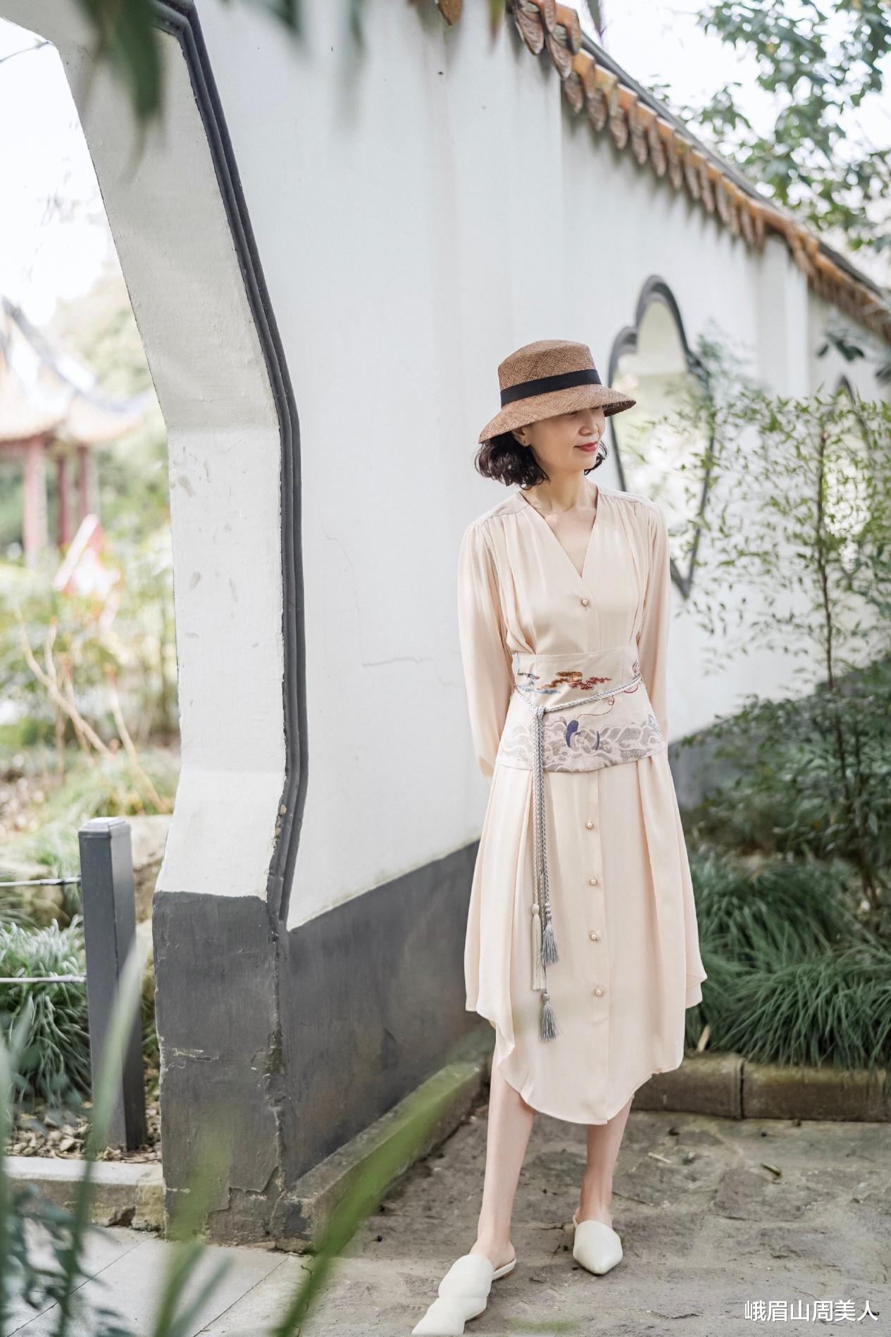 峨眉山周美人|女人50岁以后，夏天少穿T恤搭牛仔裤，学三木妈这样穿，真显气质