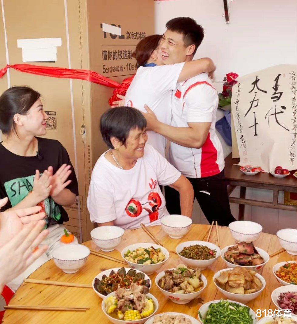 谌利军|衣锦还乡! 举重冠军谌利军携漂亮媳妇省亲, 为操劳母亲佩戴奥运金牌