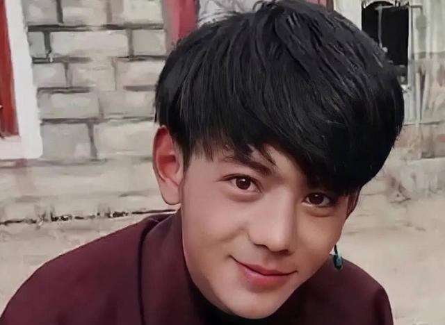 央视春晚|丁真“真面目”被揭开后，央媒严厉怒批，为何他还能上央视春晚？