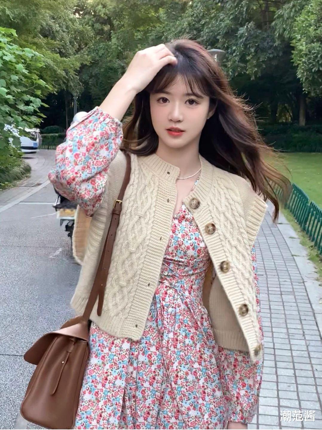 潮范酱 秋季OOTD个性塑造，迎寒而上叠穿层次不能少，保持少女青春气息