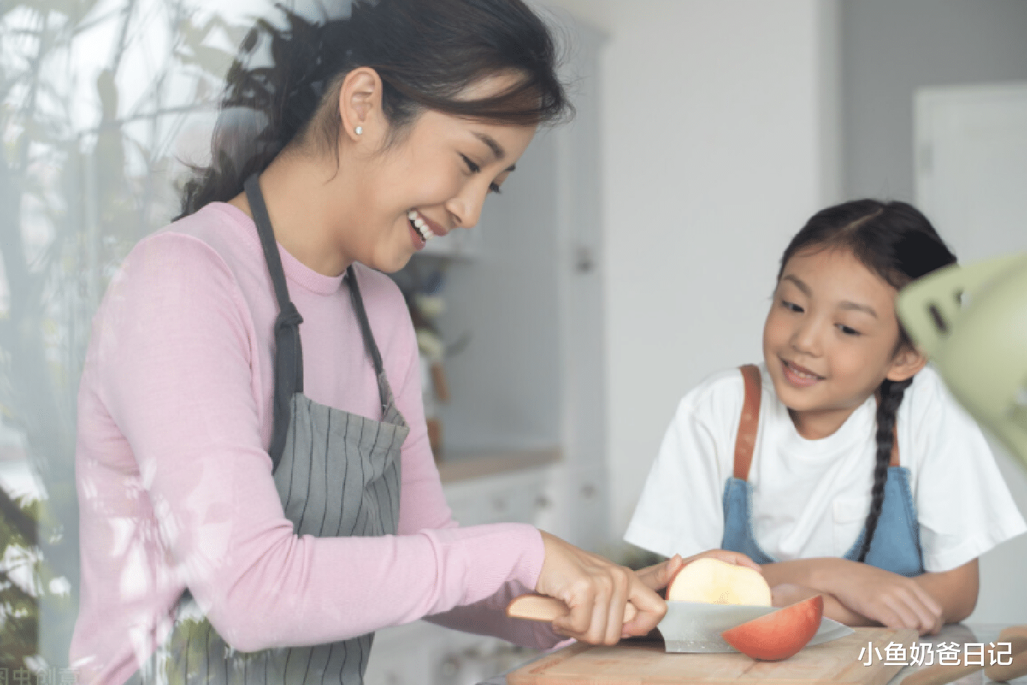 小鱼奶爸日记|宝宝为买玩具躺地撒泼,宝爸淡定拍照,轻松解决教育难题
