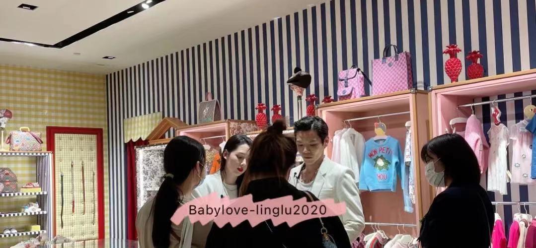 琳妹儿说|郭碧婷夫妇买奢华童装，向佐旁若无人秀恩爱，从后熊抱老婆超甜蜜