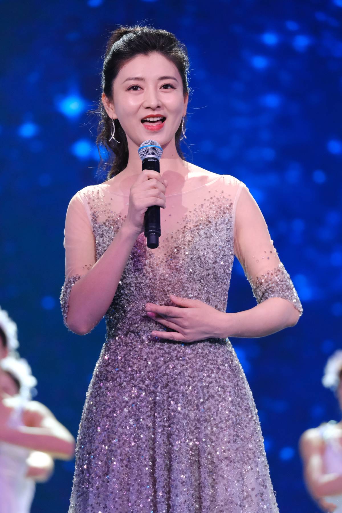 八只爪的猫|“沈眉庄”斓曦真符合传统审美，一袭亮片裙登央视舞台，又惊艳了