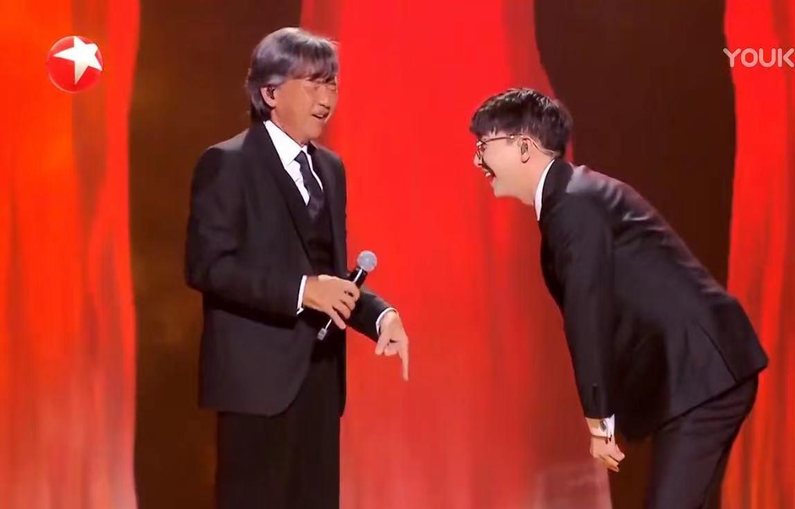 戴佩妮|戴佩妮穿恨天高表演,薛之谦调侃她踩高跷,结果一句话让他闭嘴