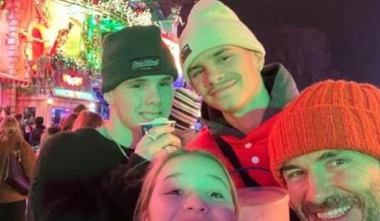 哈珀·贝克汉姆|46岁贝克汉姆戴圣诞帽！与小七拍视频，重度女儿奴，满满都是爱