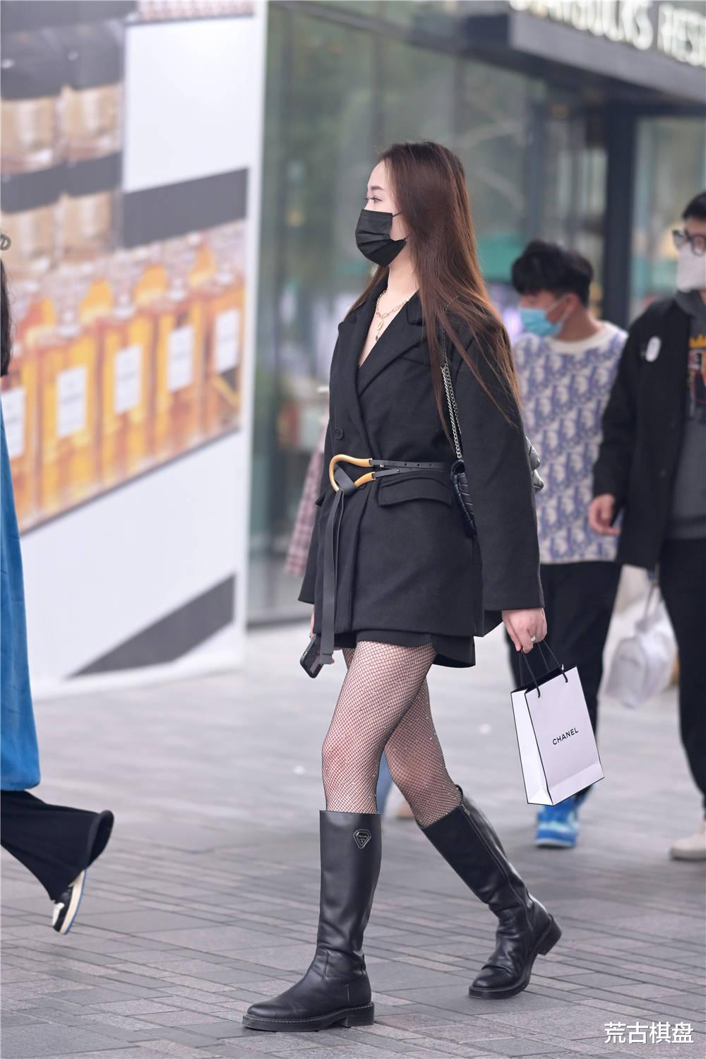 荒古棋盘 黑色丝袜搭配长靴,今年姑娘的穿搭,有点别致