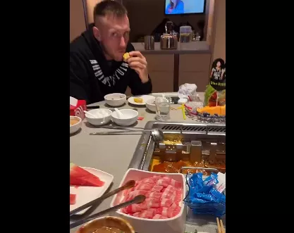 周琦|太炸了！周琦又打服澳洲！100%命中率啊！这一扣NBA级别