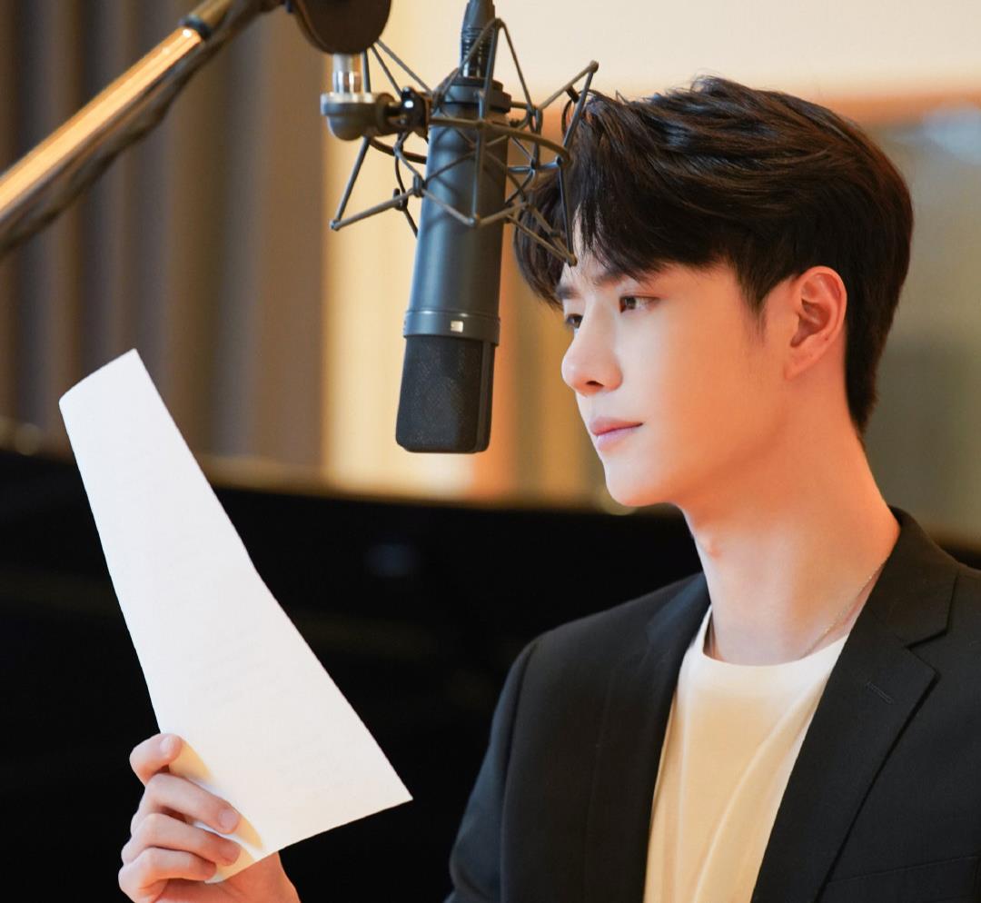 王一博|王一博开年首次亮相,飞上海出席新品发布会,头发长了许多