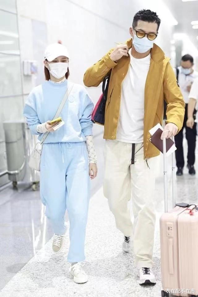 衣在配不在贵 何超莲携窦骁亮相，穿件卫衣就挺清爽大方，看着就像出身大户人家