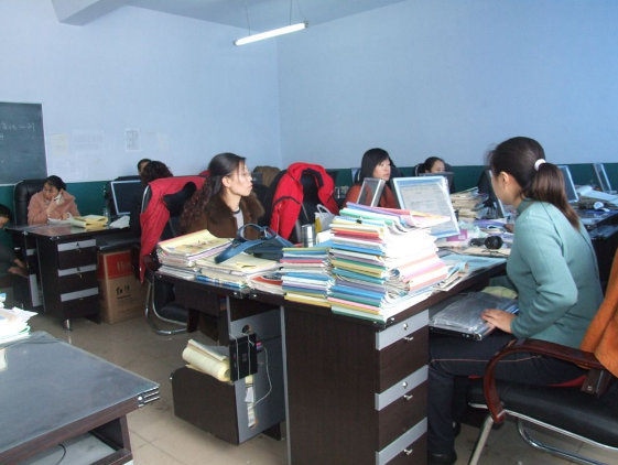 安妈育儿日|各科老师工位对比图,体育老师桌面“寒酸不已”,网友:过于真实