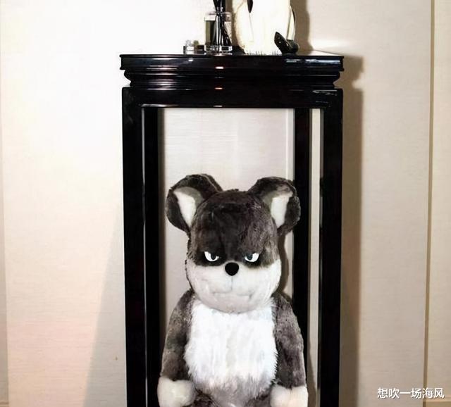 王思聪晒出自己的豪宅,家常便饭都要吃海鲜大餐,餐桌都放不下了