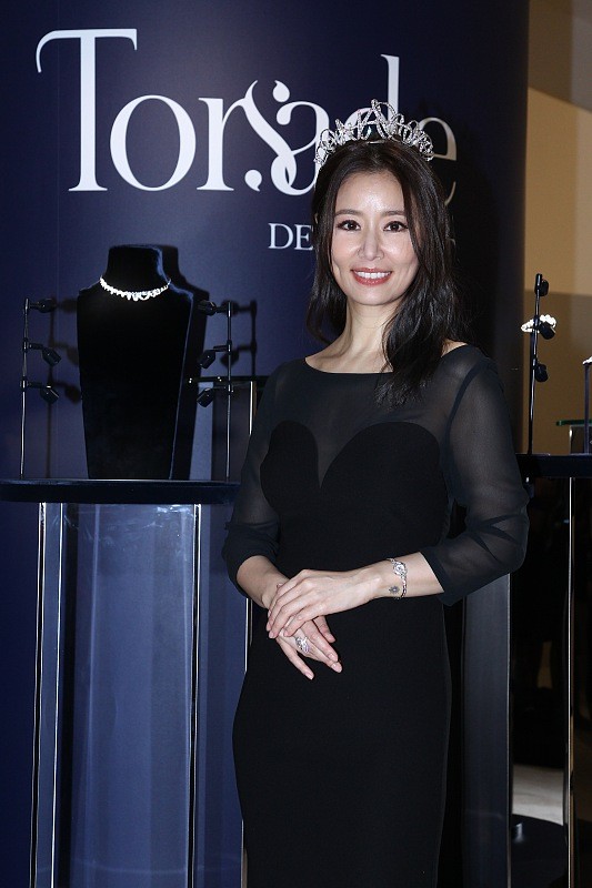 林心如|林心如近照状态太好了吧,虽笑起来有些僵,但皮肤气色像三十出头