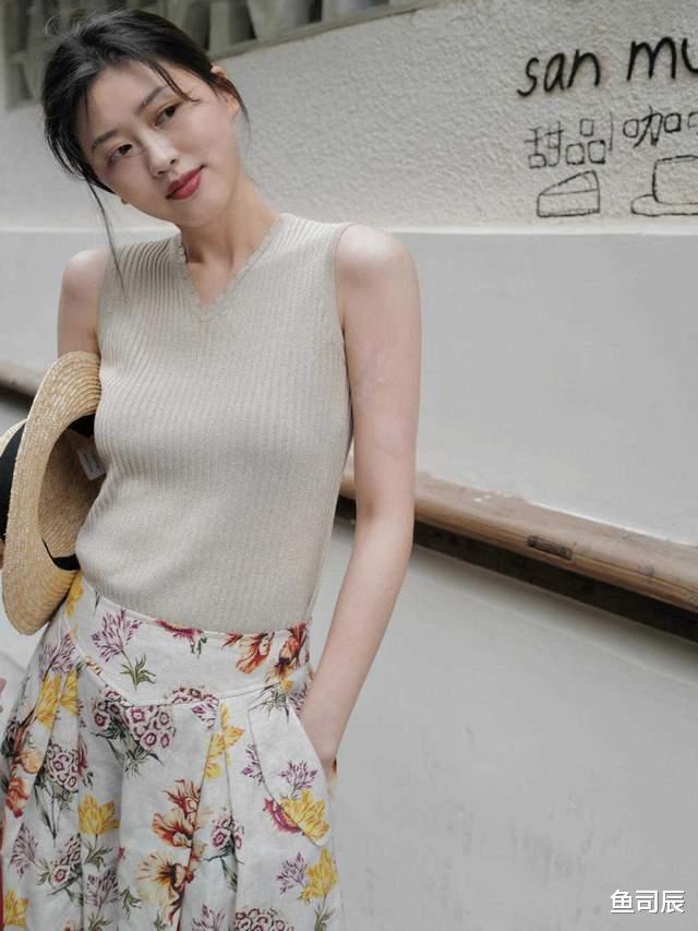 鱼司辰|今年秋天流行这样穿，无袖针织衫搭配印花裙简约洋气，还提气质