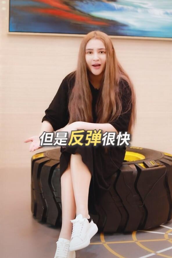 李心艾|演员李心艾减肥失败，对镜子自拍超显胖，被助理调侃：像大狗熊！