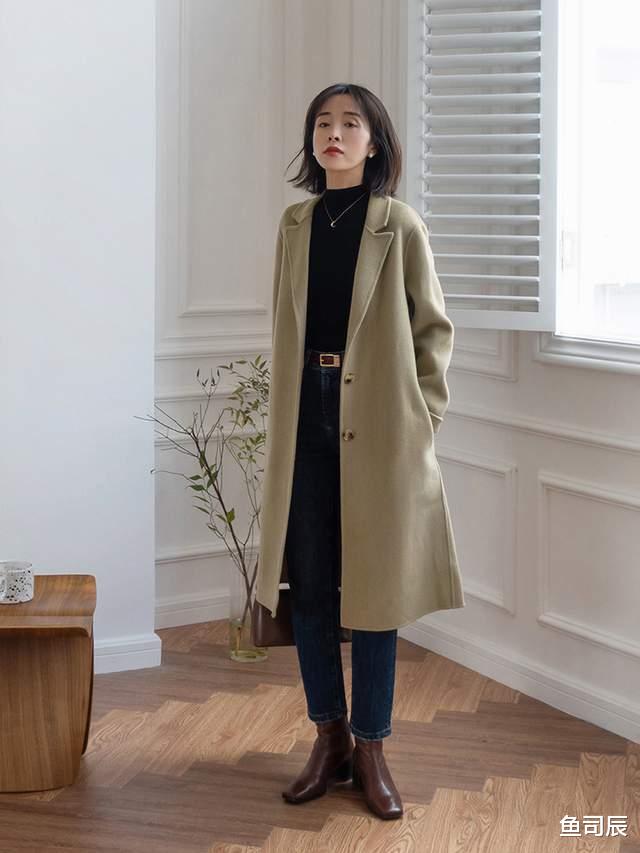 鱼司辰 降温了,大衣下装搭配上裙子,展现出女性魅力,高级干练又时髦