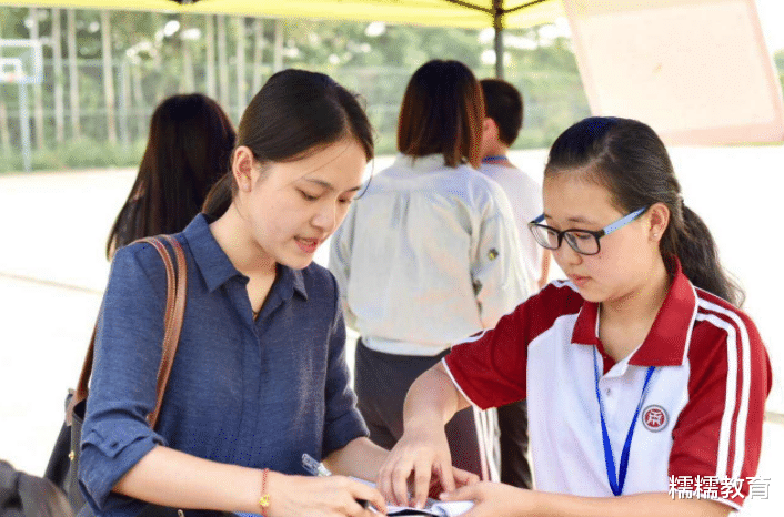 教师|大学招聘辅导员，985博士抢着当，网友看到工资后恍然大悟