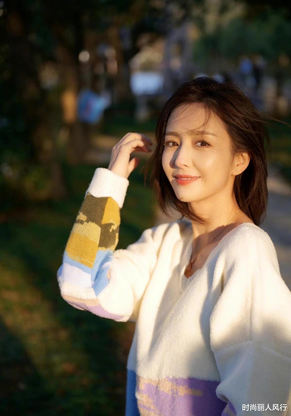佟丽娅|离了婚真好！佟丽娅近照曝光美到颜值天花板，穿浅色毛衣温婉大方