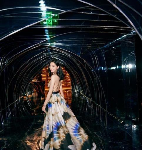 佟丽娅|佟丽娅越来越大胆!穿深V吊带裙后背全裸,秀出好身材一览无余