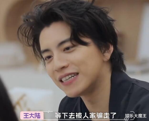 周炜|王大陆蔡卓宜泡温泉，女方坐王大陆腿上被环抱，此前二人还外滩拥吻就差官宣