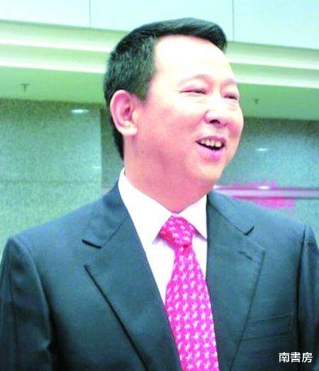他身家过亿,08年汶川地震捐4000万,被捕时警方搜出1个排的武器