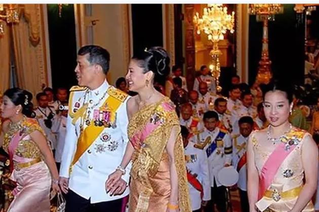 黎姿|提帮功终于出手了！高调晒出自己戴“皇冠”的照片，剑锋直指王位