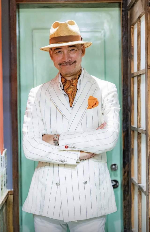 贾玲|64岁戏骨被曝街头开出租!主动为乘客搬行李,面对镜头大方打招呼