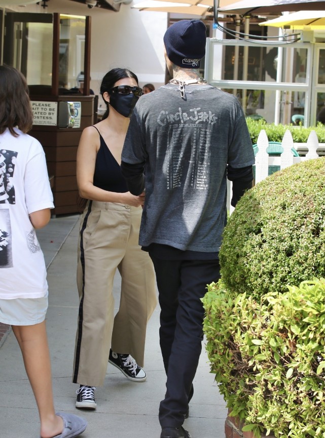 考特尼|卡戴珊家族大姐恋情曝光，和20岁年轻鲜肉亲密逛街，外形像同龄