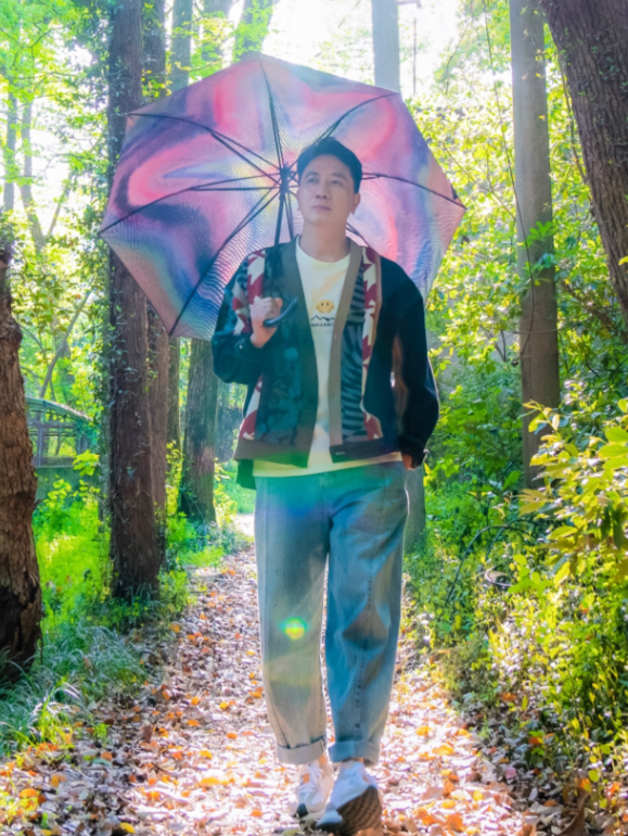 林生斌|疑似林生斌任真真现身，包裹严实带行李箱来接孩子，打算跑路了？