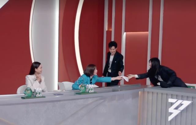 李菲儿|李菲儿口红蹭到下巴上，看到黄晓明下意识的举动，难怪baby发怒