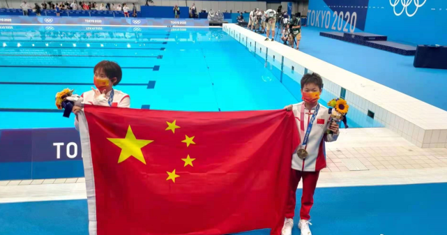 全红婵|14岁奥运冠军全红婵满载而归!穿白T像小男生,跟郭晶晶合影超乖