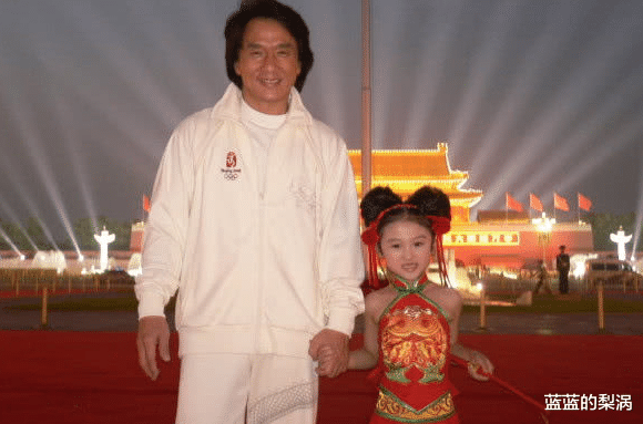 成龙|她6岁被成龙抱上春晚，14岁因长相被吐槽，现状打脸众网友