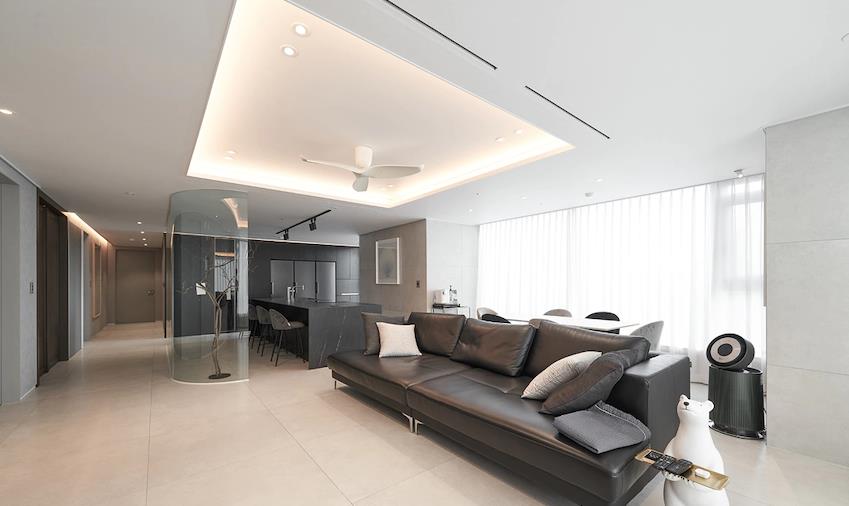 186㎡大平层,用曲面玻璃围出多功能厨房,清爽简洁,走在潮流前端