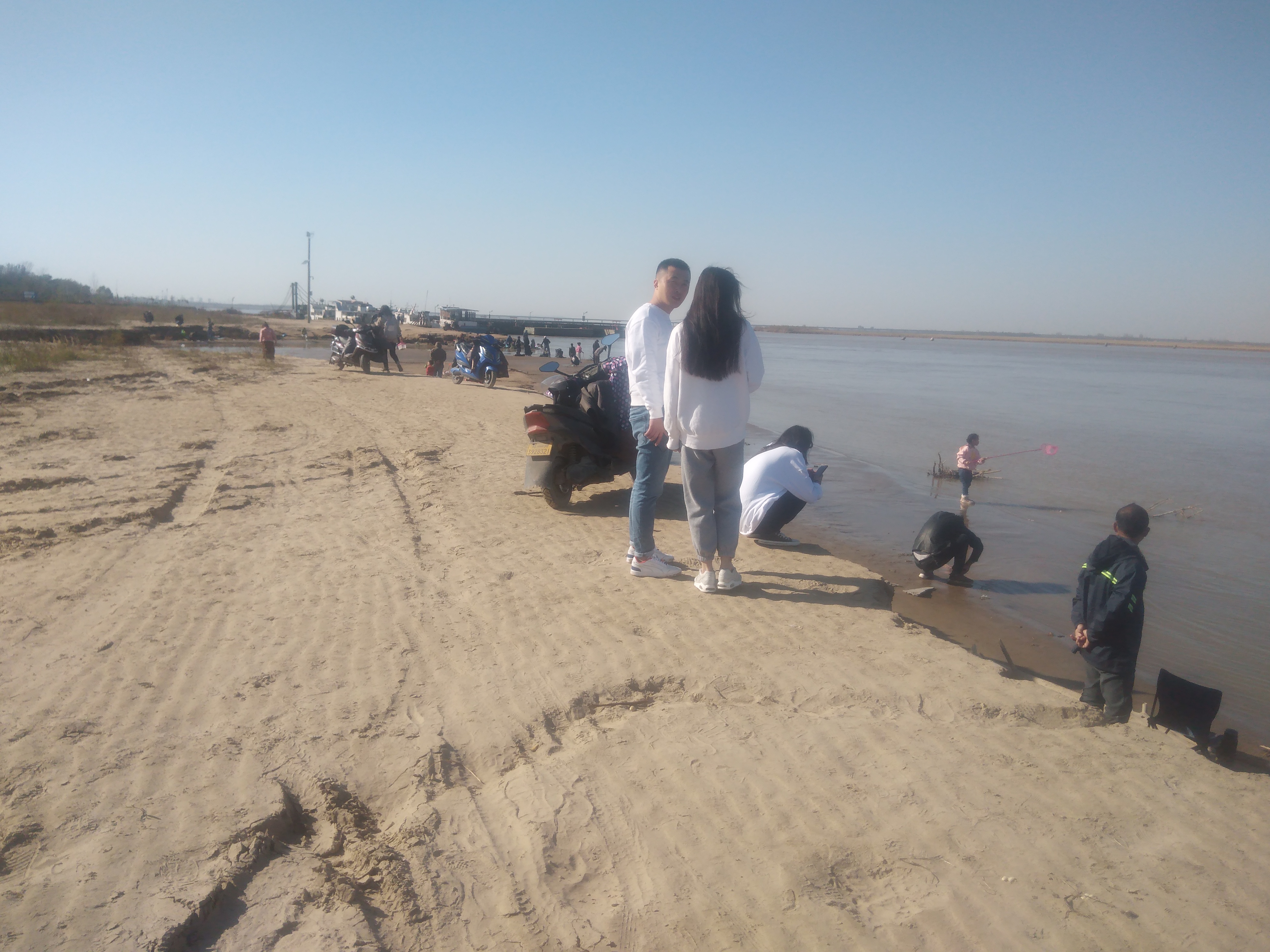 黄河|郑州花园口黄河浮桥，这里有很多钓鱼的