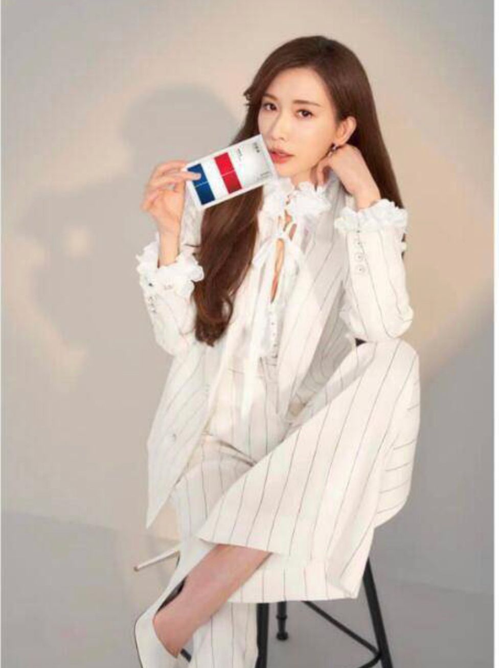 闲鱼有话说 46岁林志玲近照曝光,穿条纹套装皮肤紧致如少女,42码大脚最抢镜