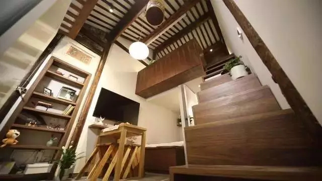 重庆|两对夫妻挤18㎡棺材房，隐私全靠一块布帘，毫无夫妻生活可言