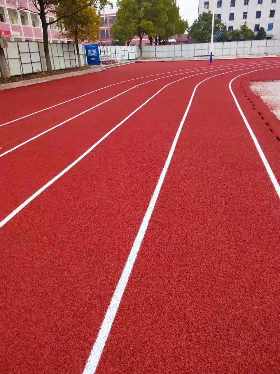 科恩克体育 透气式塑胶跑道做法是怎样的呢?