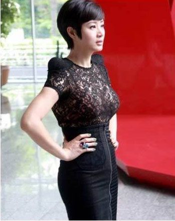 金惠秀|“气质女神”金惠秀：曾掏空积蓄为母亲还债，如今57岁住小破屋