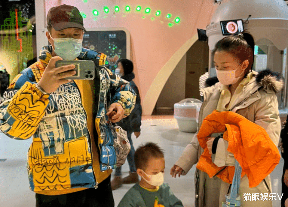 德云社|德云社烧饼带妻儿出游,一身潮服似大哥,娇妻打扮朴素专心看娃