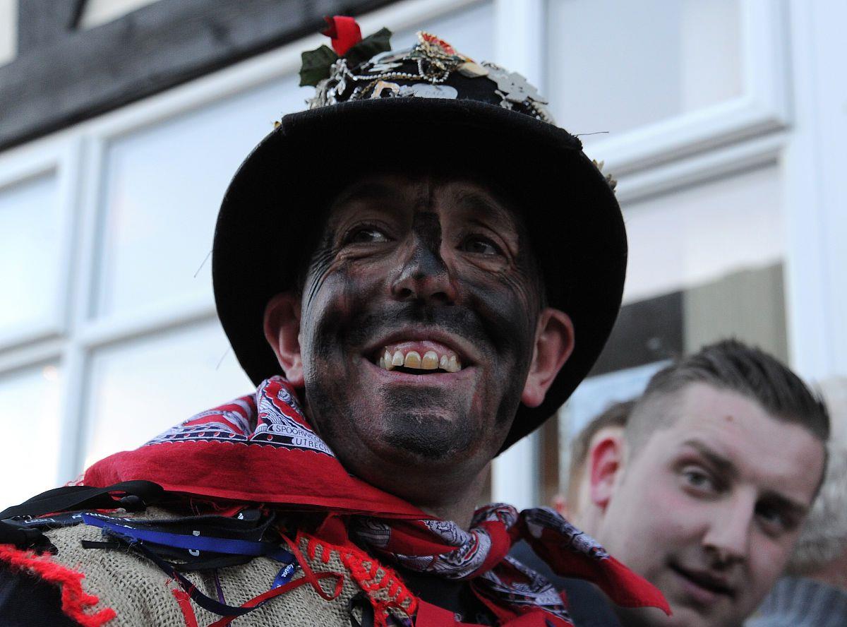 赵月看花花|直播间里装傻子,就能年入千万,这事儿你能不能干?