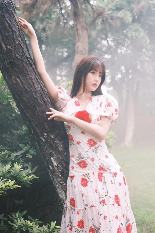 旗袍公馆|虞书欣越“作”越火,穿玫瑰长裙扮成熟,不说话的时候挺惊艳的