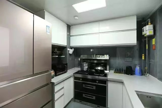 |90平隔出了二居室客厅巧用半截电视墙，一家三口正好够用