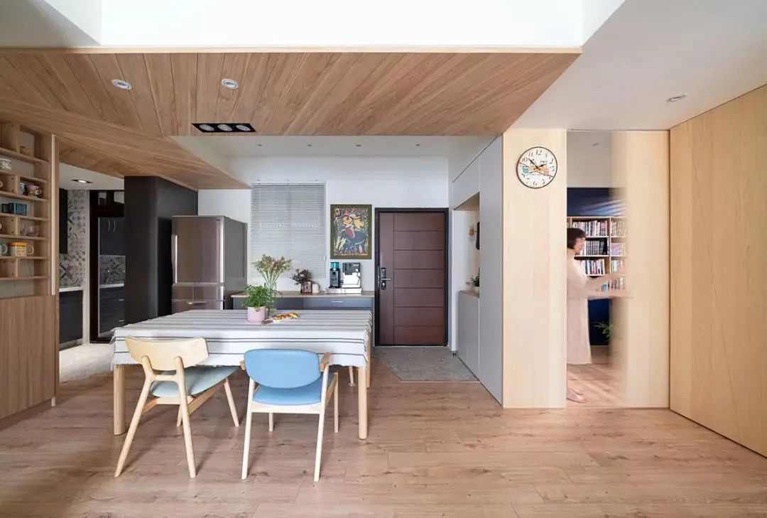 |70㎡三口之家，把“孔雀蓝”玩到了极致