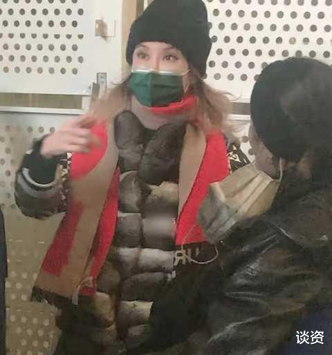 李玟|46岁李玟现身机场，打扮朴素也难挡女神范，孤身一人被赞很随和