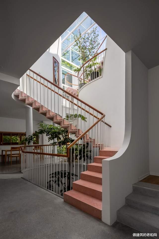 越南女服装设计师的家，当作一件艺术品来设计，空间丰富又有趣