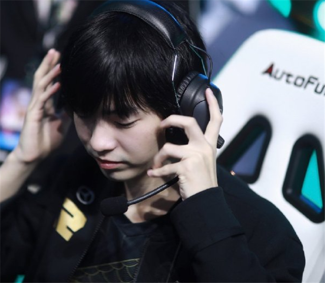 RNG|cryin被处理后rng管理层放话：怎么罚只是我一句话的事，但你们想让他崩溃？