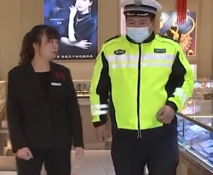 中年妇女变卖金饰只为救济网恋男友,声称:他的私人飞机需要修理