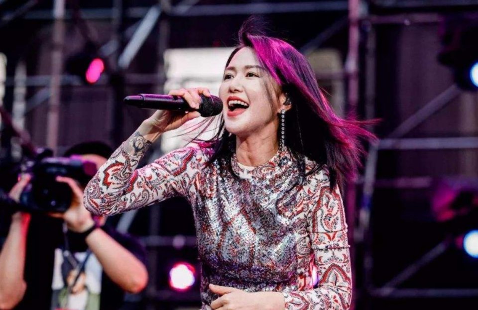 谭维维|他被称为娱乐圈“不老男神”,老婆是超女谭维维,结婚4年仍无子