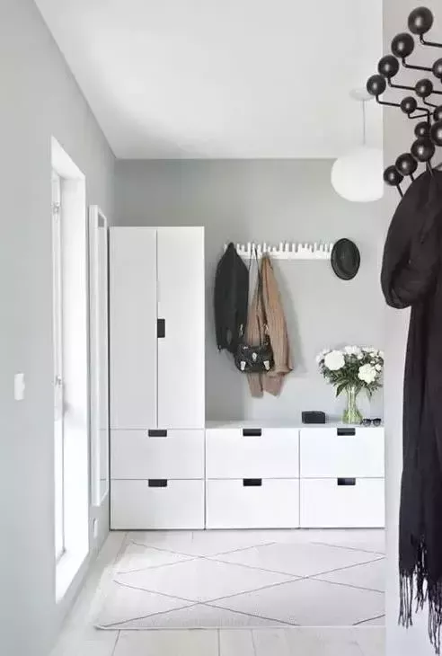 别小看这2㎡的玄关,分分钟变身衣帽间,连衣柜都省了