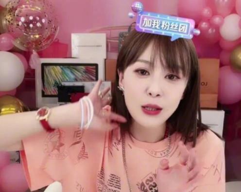 金樱妈妈|李金铭2年没戏拍，带货4小时轻松买豪车，是尝到甜头后放弃底线？